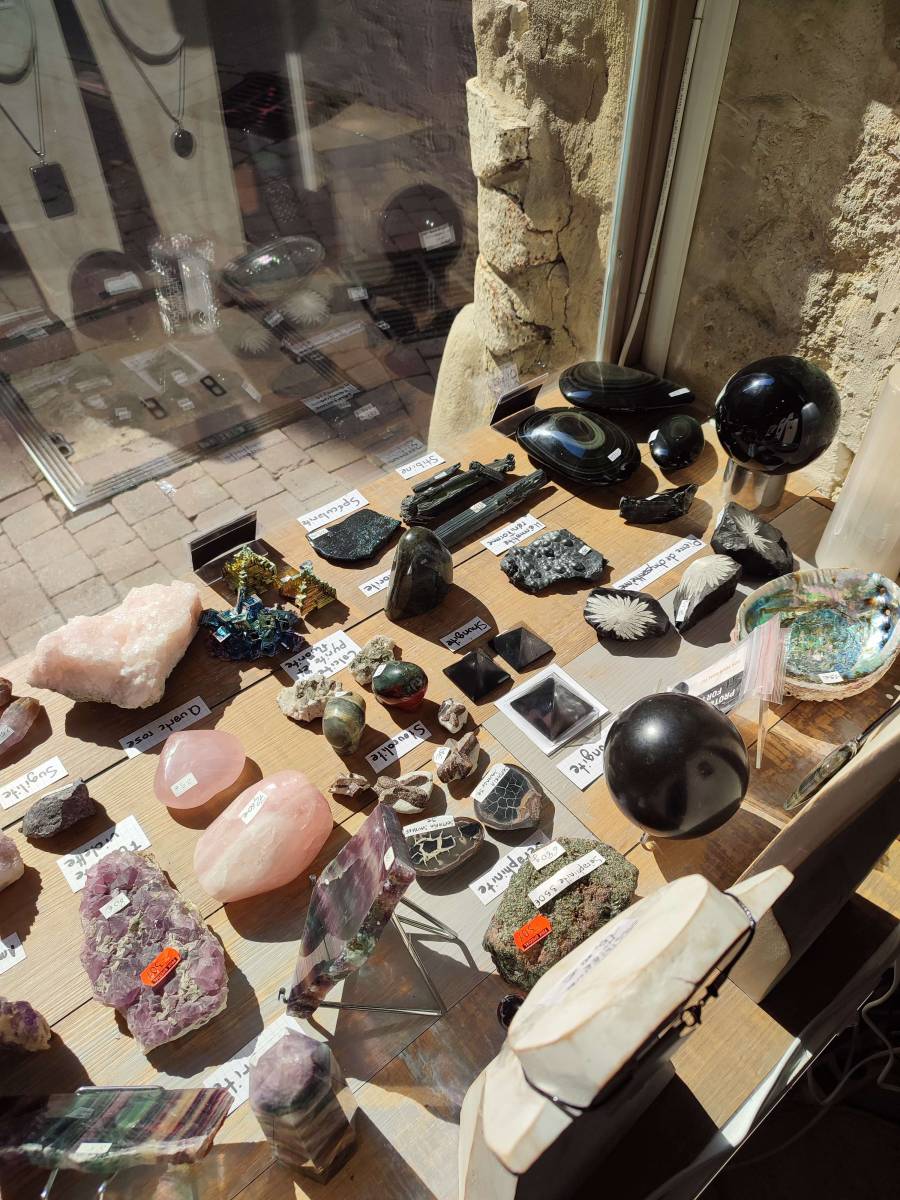 Une vitrine avec les plus belles pièces de la boutique