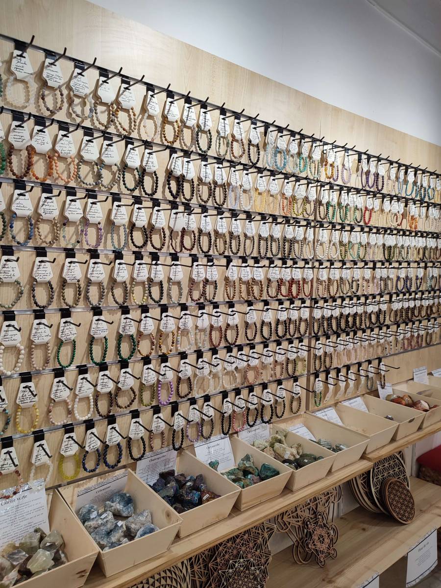 Environ 250 bracelets en pierres, avec la possibilité de les faire sur-mesure