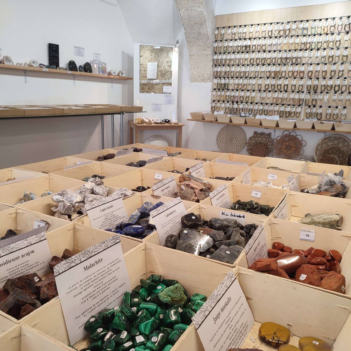 Un grand choix de pierres brutes et de pierres roulées